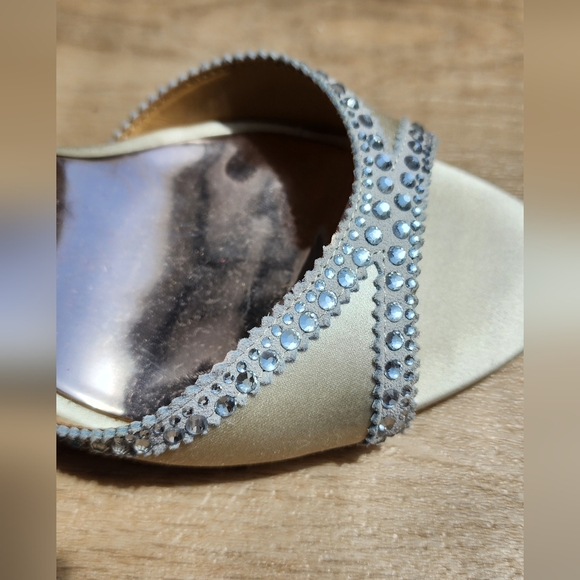 Badgley Mischka Ivory Shoes with crystal beads! - Picture 4 of 11
